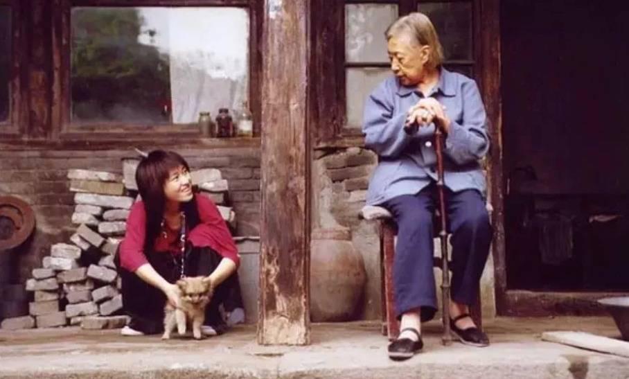 电影《我们俩》是典型的老人年轻人互助形态