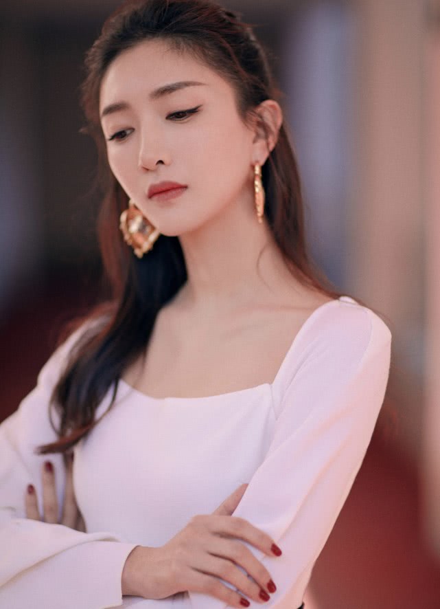 虽然2019年没什么作品,但江疏影今年的两部剧都值得期待
