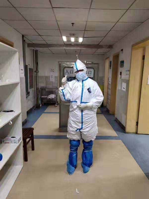 穿着防护服的小芳