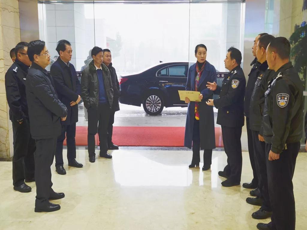 柳叶湖旅游度假区党工委书记袁世平一行到公安分局慰问在岗公安民警