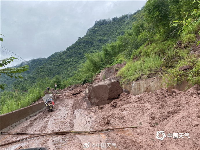 云南绥江盐津遭遇强降水山洪冲毁房屋山体滑坡石块滚落