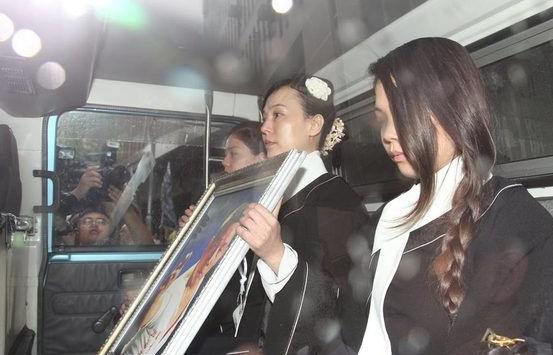 2013年,刘家良病逝,翁静晶带着2个女儿为他风光举办葬礼.