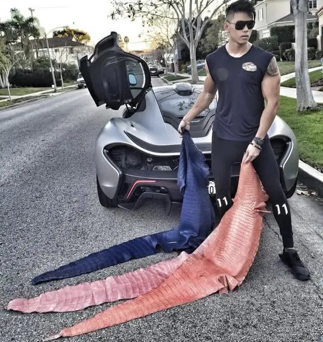 富二代拿人骨做手提包炫富：有钱真能为所欲为？