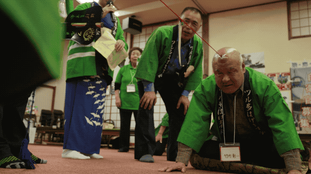 恶搞香菜徒手推楼海里熨衣有人能管管这帮野老外吗