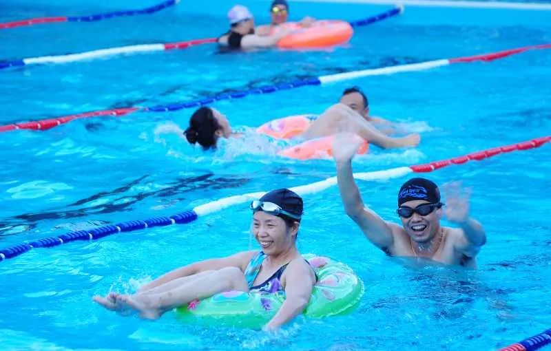 嘉积中学成功举办第一届教职工趣味游泳比赛