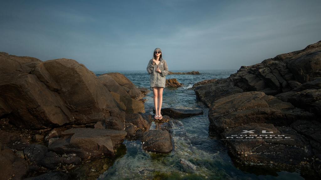 潮流的海边防晒服人像