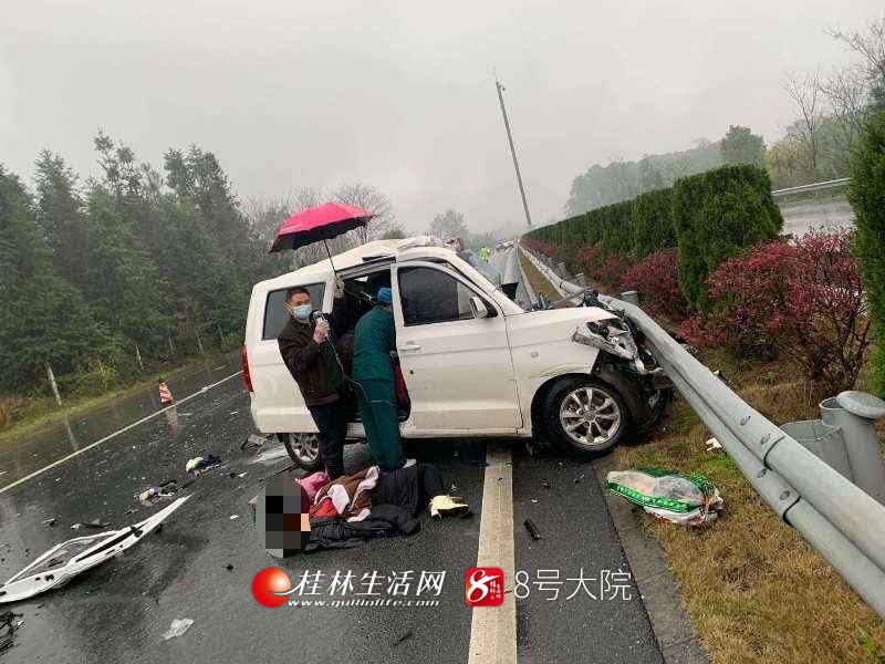 厦蓉高速石塘往桂林灌阳方向发生车祸4人身亡多人受伤现场触目惊心