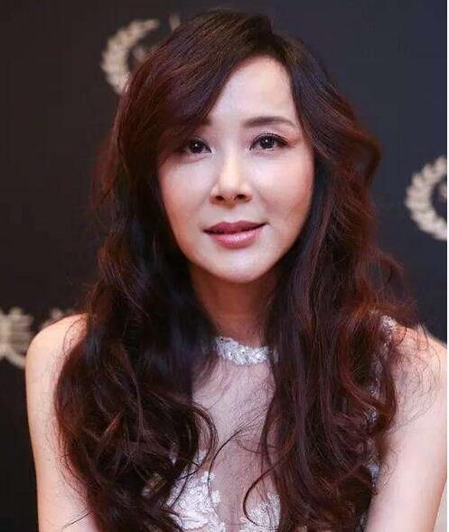 杨丽萍没生娃遭吐槽扒扒那些未婚未育的大龄女星个个都是仙女