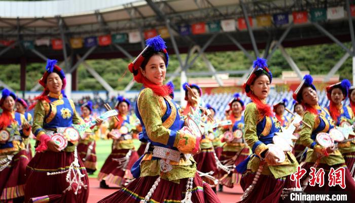 四川甘孜藏族自治州成立70年周年庆祝大会暨群众文艺汇演举行