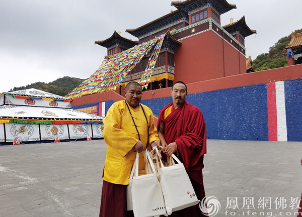 堪布多杰将慧海公益福德包赠送给宁城县经峰寺住持嘉木扬丹日布(图片