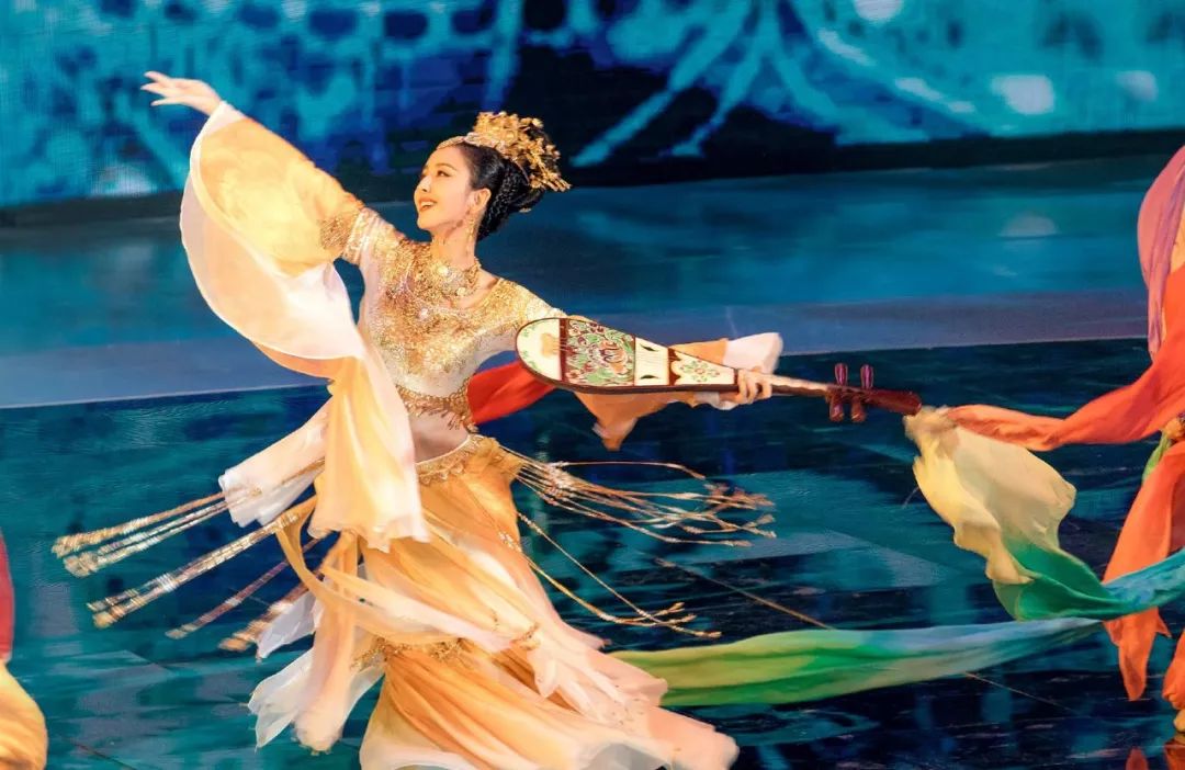 在另一头  《敦煌飞天》 里的惊鸿舞蹈,可乐看了只想对这美颜尖叫!