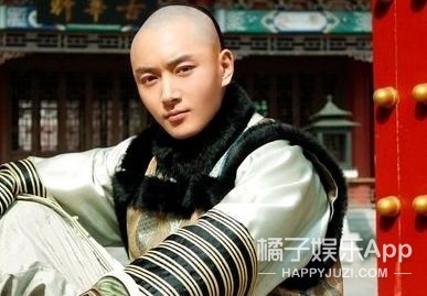 还记得《甄嬛传》里的果郡王吗?他差点毁容了