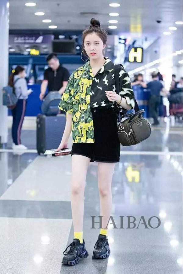 宋妍霏就用拼接花衬衫搭配了一条黑色短裤,还有厚底运动鞋,袜子选了