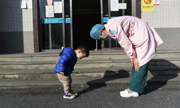 "近日,一张3岁男孩与护士互相鞠躬的照片,在网络上热传,这也被称作"