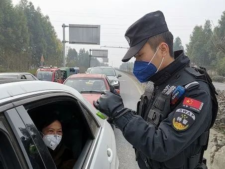 准新娘陈鑫:"我们作为一名人民警察,我和我的爱人这时候应该坚守在