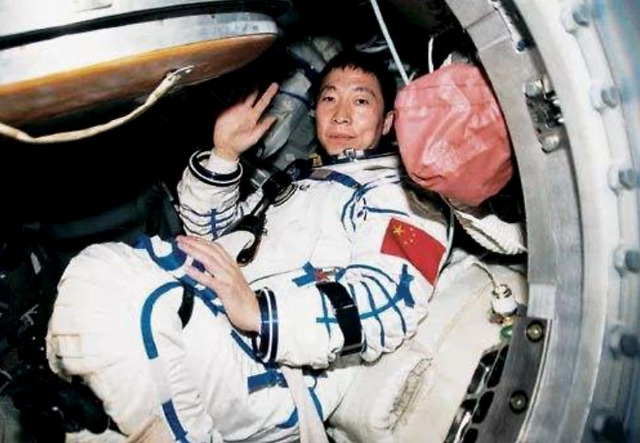 航天英雄杨利伟:为了人类的和平与进步,中国人来到太空了!