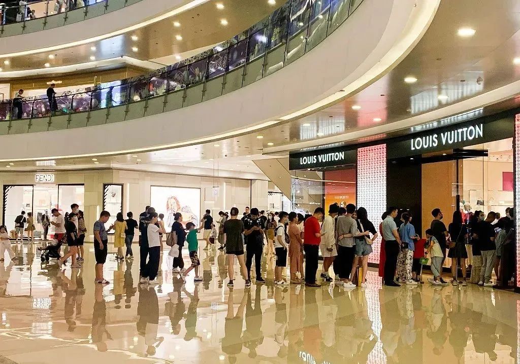 "多地奢侈品店现排队抢购,lv老板