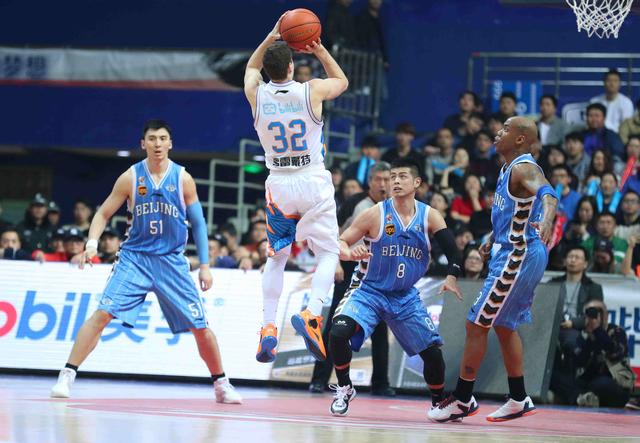 上海大鲨鱼会成cba的纽约尼克斯么有钱任性但眼光奇差成笑柄了