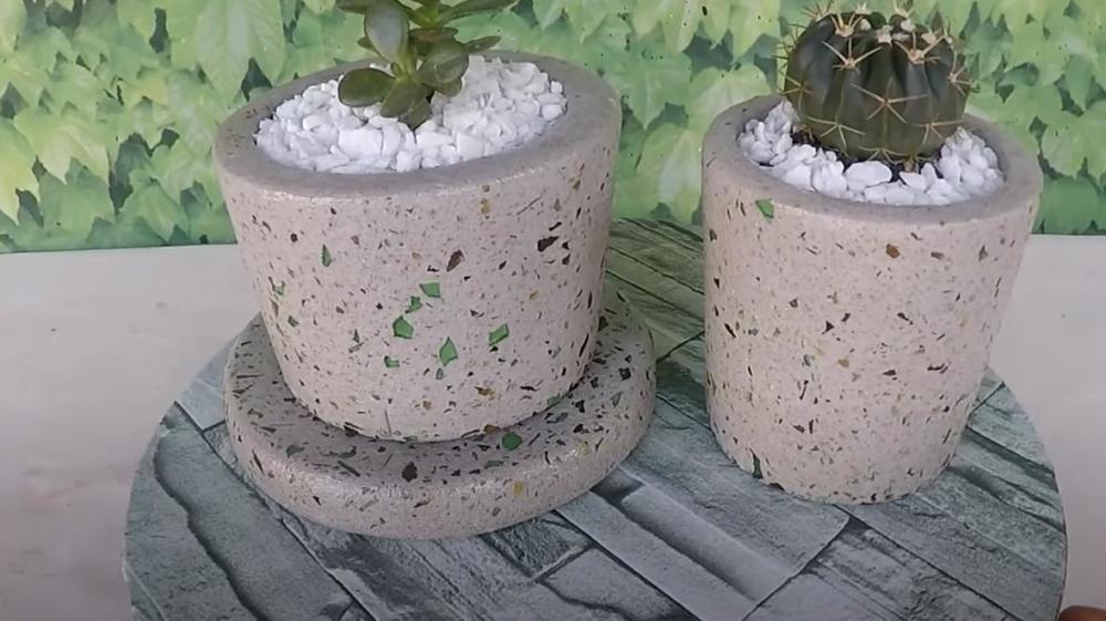 旧啤酒瓶我要留着,砸碎了和水泥,做个水磨石花盆比陶瓷的好看