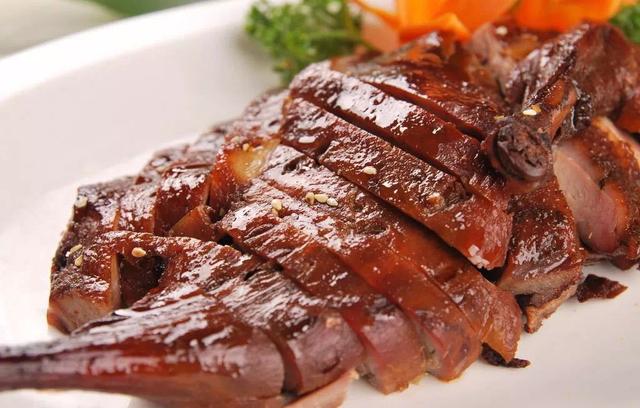 看完可别留恋,唐昌古镇的美食也多,唐昌板鸭,朱记麻辣牛肉,酱香板鸭