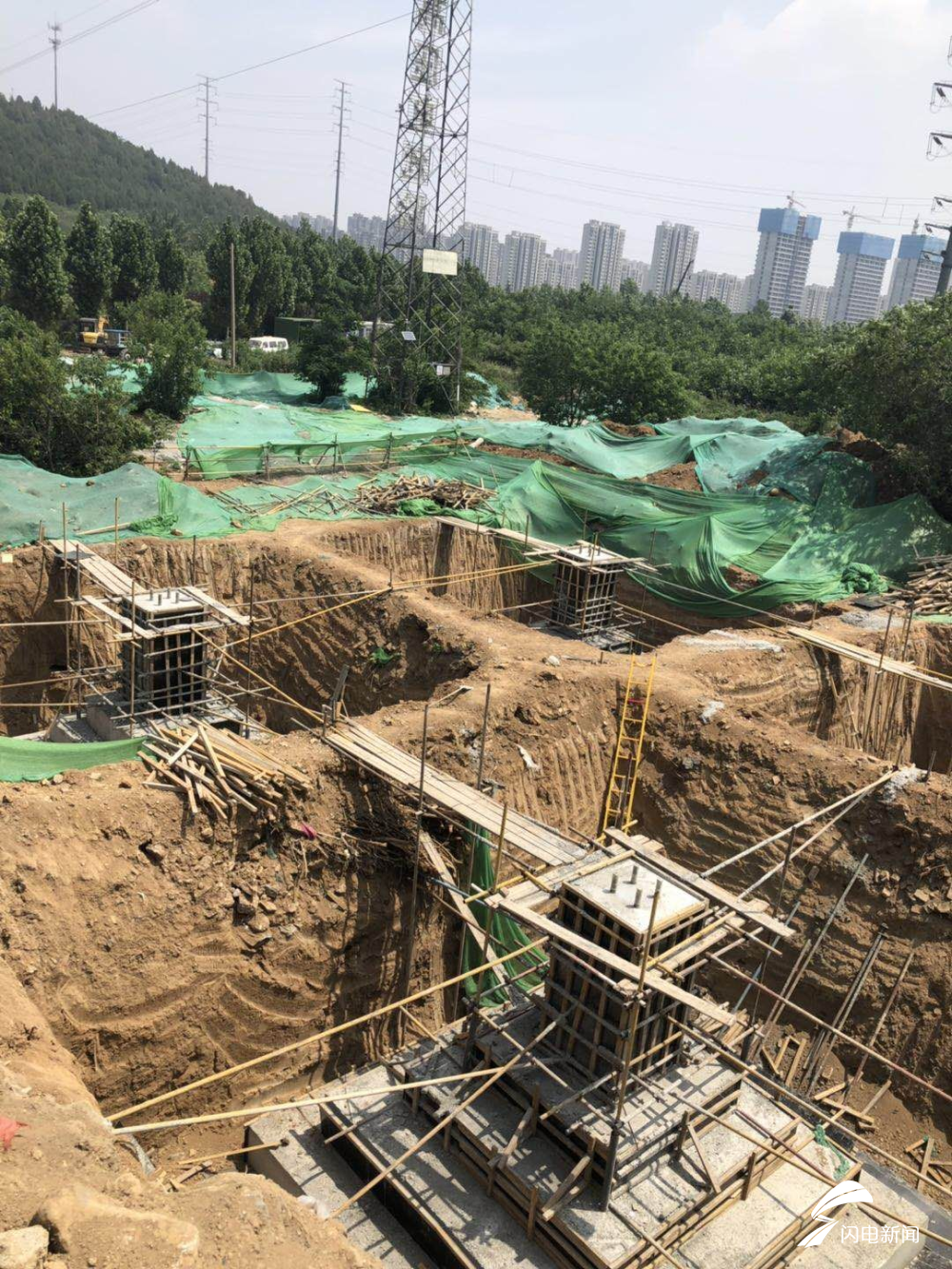 济南一小区旁建高压线塔 业主希望线路入地 施工方:尽快优化方案