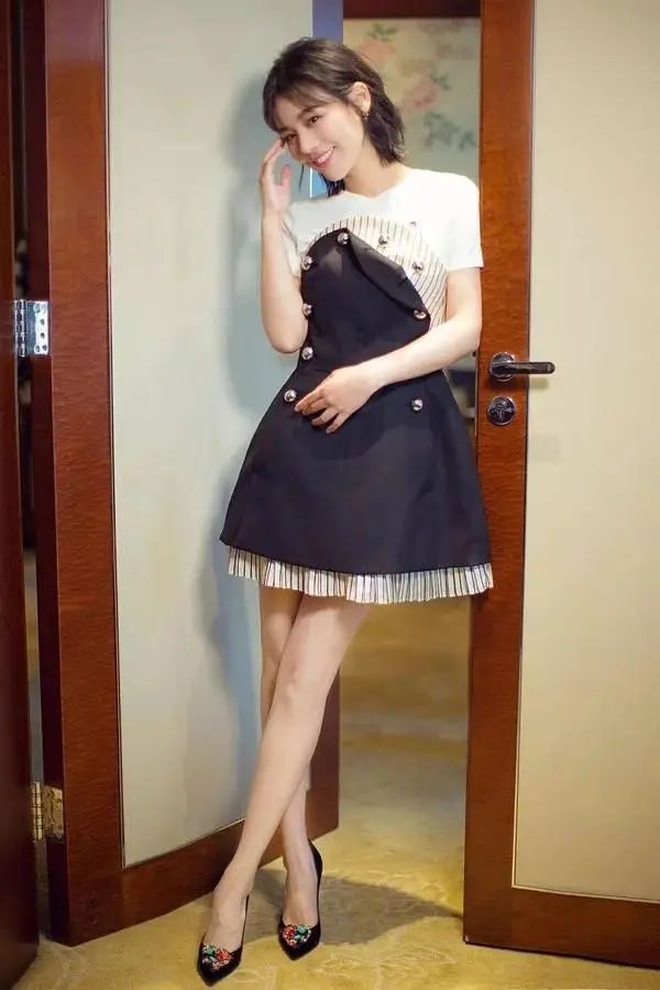马思纯31岁了还这么嫩2万7的毛衣配4万9的裤子一双美腿显露无疑
