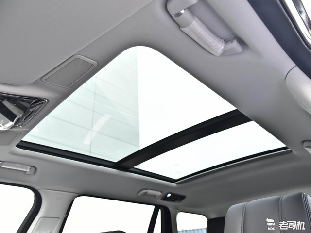 该车标配可开启全景天窗,极大程度的提高了车内的采光效果,可以为乘客