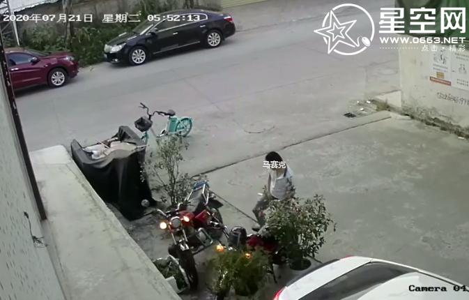 在旁边若无其事地小便,准备离开时还一脚将摩托车踢翻