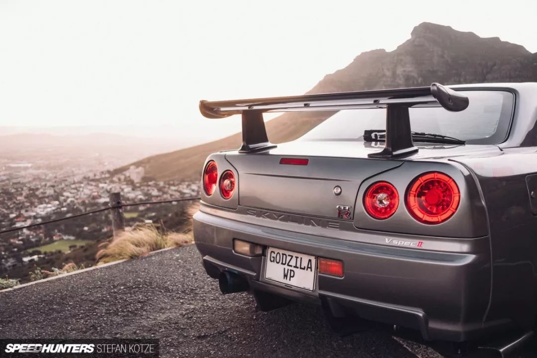 没有人能拒绝一台r34gt-r,何况它有800马力和迷人宽体