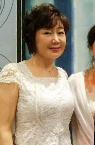 60岁健身,62岁成"健美女王",64岁携儿子登杂志封面,网友:我以为他们是