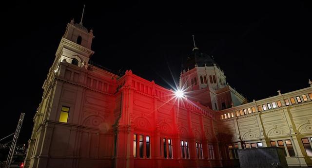2月21日,在澳大利亚墨尔本,墨尔本市政厅点亮红色灯光.