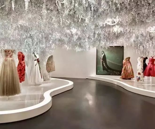 中国剪纸艺术登上时装周秀场!dior七十周年展览美到逆天
