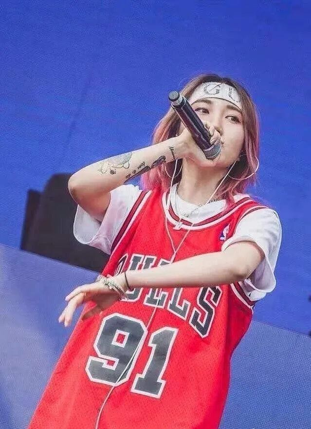 从爷系女rapper到性感甜美女爱豆乃万是追梦还是恰烂钱