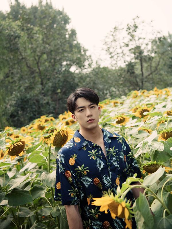 《我成了他的班主任》热播 撕漫少年卢东旭多组写真尽显少年气