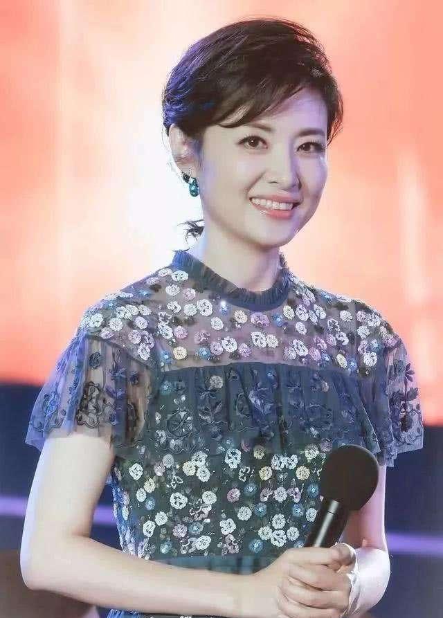 52岁周涛近况罕曝光,脸型变方浮肿认不出!辞职演话剧获粉丝热捧