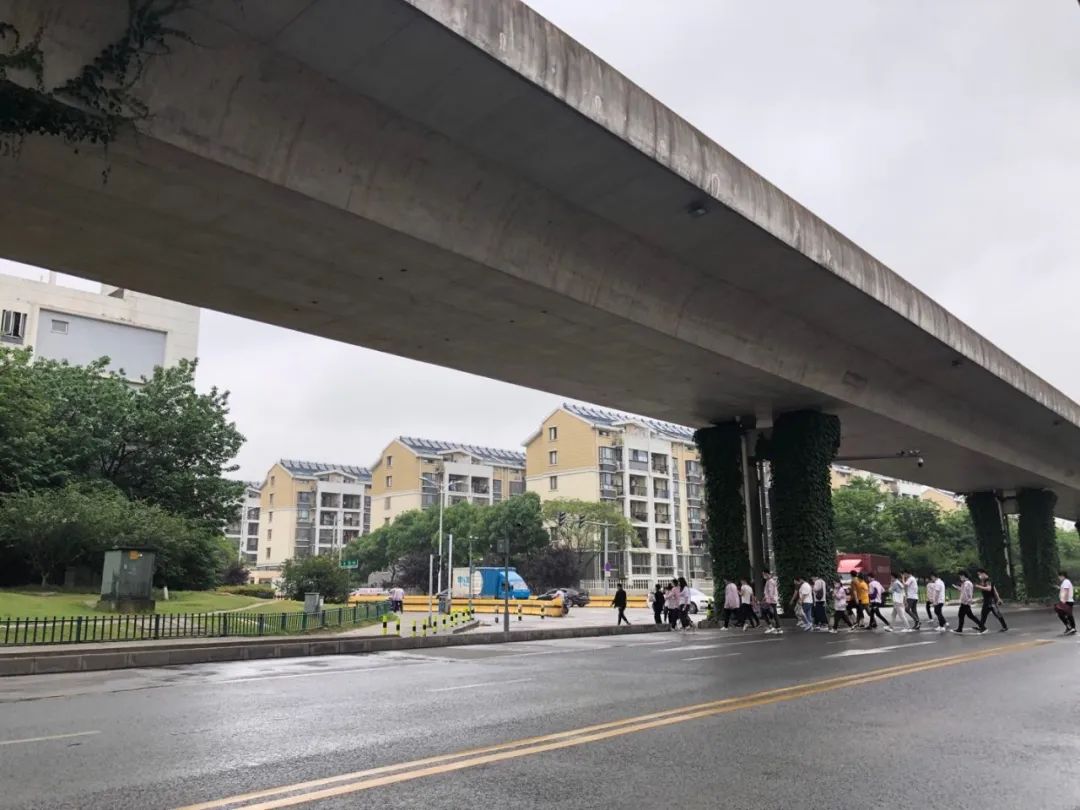 楼作为员工宿舍 现实情况来看,宝能全国新能源汽车产业园总体建设进度