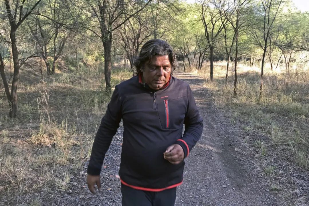 印度夫妻买下140000㎡荒地，倾家荡产就为了活命