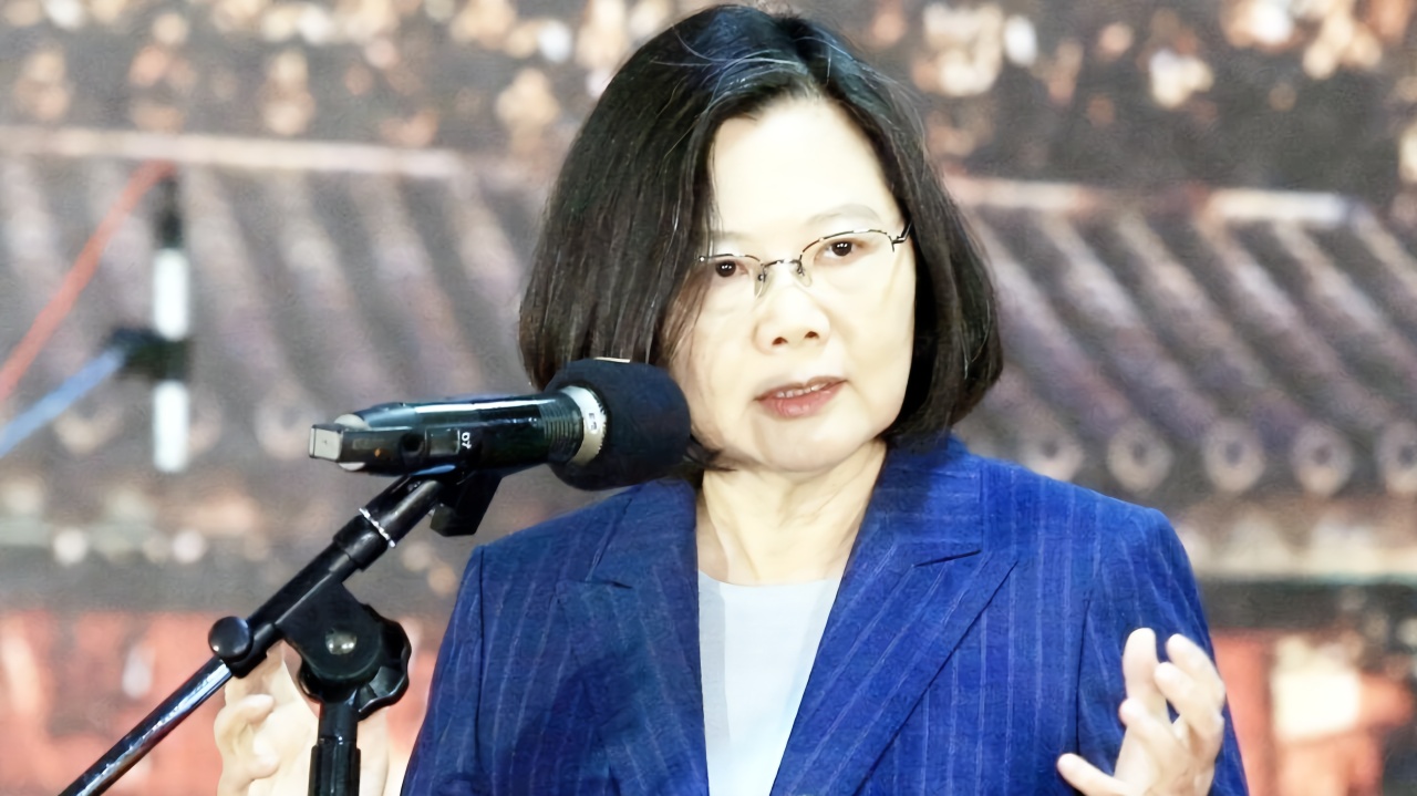 台媒:蔡英文念稿离开读稿机就断片,就连骂韩国