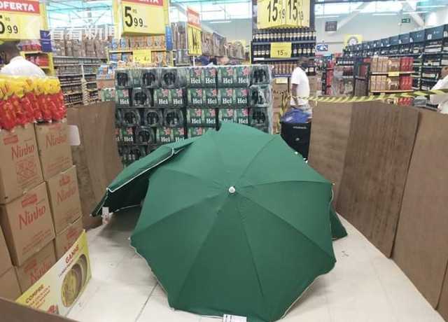 营业经理上班猝死超市用雨伞纸箱遮尸体不打烊