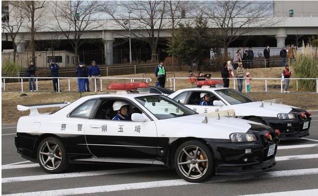 日本警车有战神gtr,警员巡逻都抢着开,却不是冲着gtr去的