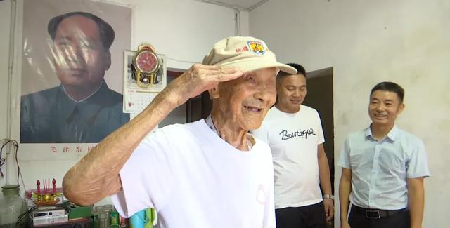 致敬常德抗战老兵何明舫