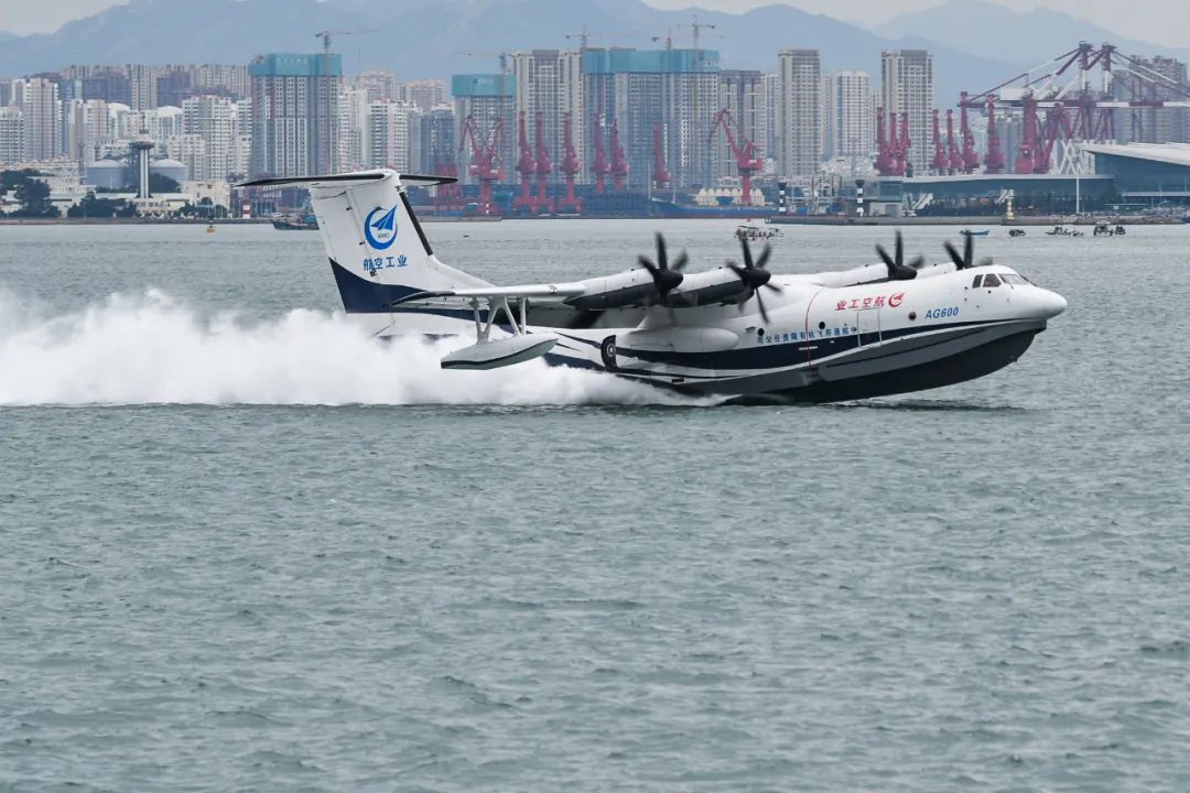 国产大型水陆两栖飞机"鲲龙"ag600海上首飞成功