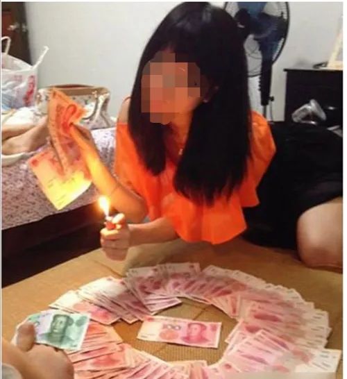 富二代拿人骨做手提包炫富：有钱真能为所欲为？