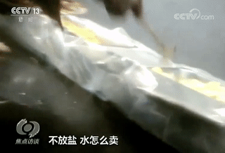 偷拍长途客车司机宰客：天价收费背后是一条产业链