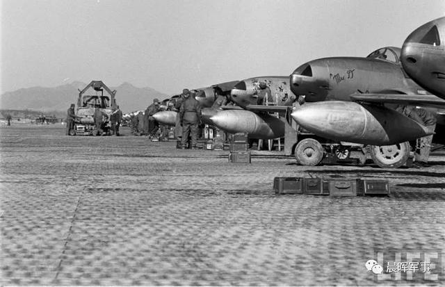 朝鲜战争中美军的运输机 1951年,在韩国水原空军基地的美国空军f-80