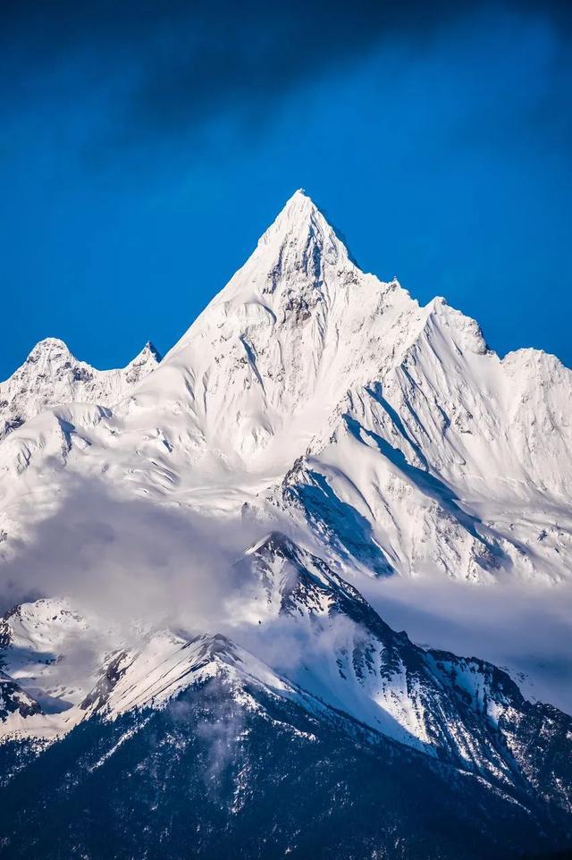 梅里雪山是一座神山,也被称为 "藏传佛教四大神山"之一.