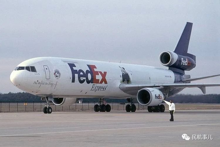 fedex一架md-11全货机在孟买滑出跑道