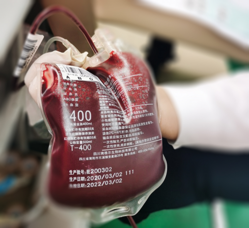 献血车上的南格尔血袋正如大海能够容纳百川,安全血液拯救生命也不分