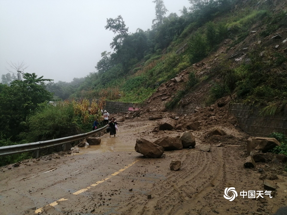 云南永善强降水导致山体滑坡 道路通行受阻