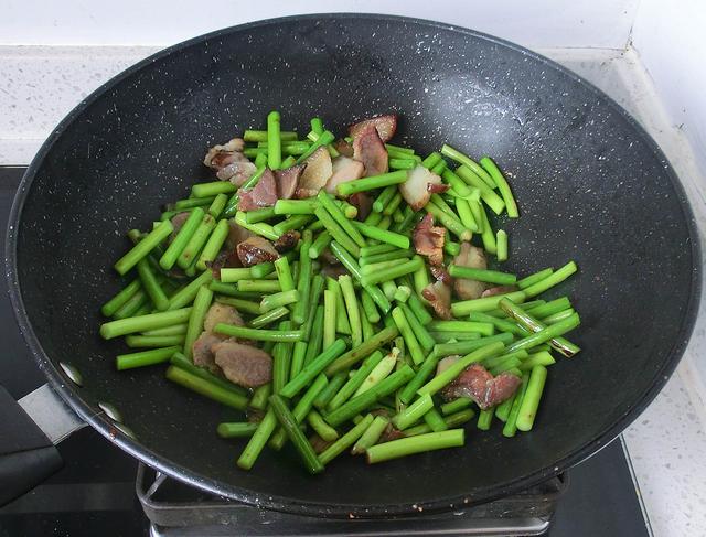炒蒜苔时,最忌洗净后直接炒,大厨教您一妙招,蒜苔脆绿还更入味